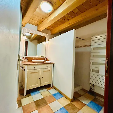 Au Pied Du Chateau- Parking Wifi Jardin - Clg Savoie *