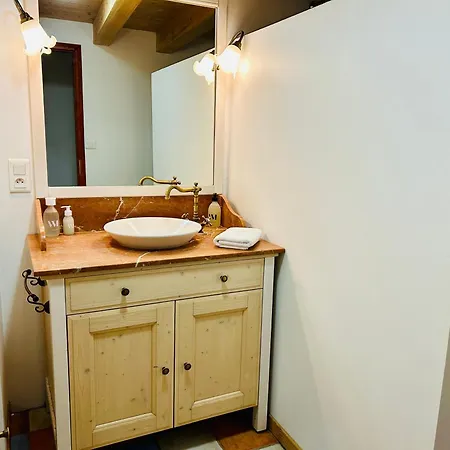 Au Pied Du Chateau- Parking Wifi Jardin - Clg Savoie
