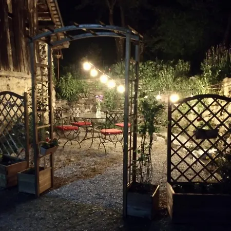 Au Pied Du Chateau- Parking Wifi Jardin - Clg Savoie Appartement
